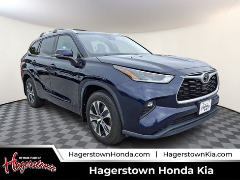 Used 2021 Toyota Highlander XLE AWD/4WD image 1