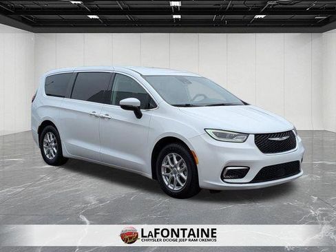 Certified 2023 Chrysler Pacifica Touring-L FWD image 7