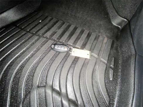 Used 2022 Nissan Pathfinder SV image 29