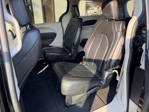 Used 2024 Chrysler Pacifica Touring-L FWD image 18