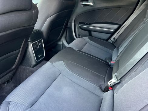 Used 2017 Dodge Charger SXT image 4