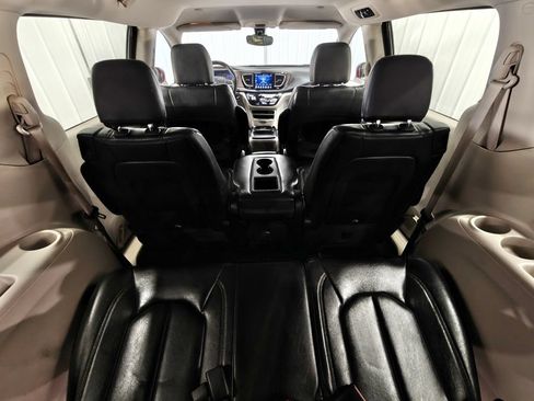 Used 2017 Chrysler Pacifica Touring-L FWD image 30