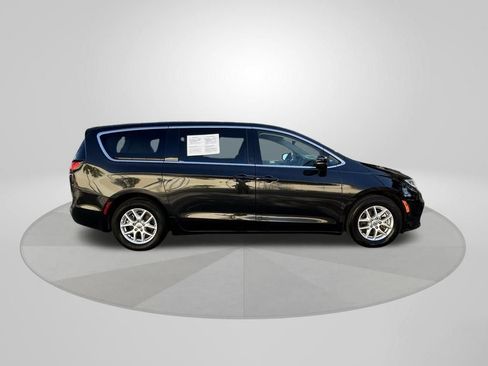 Certified 2023 Chrysler Pacifica Touring-L FWD image 8
