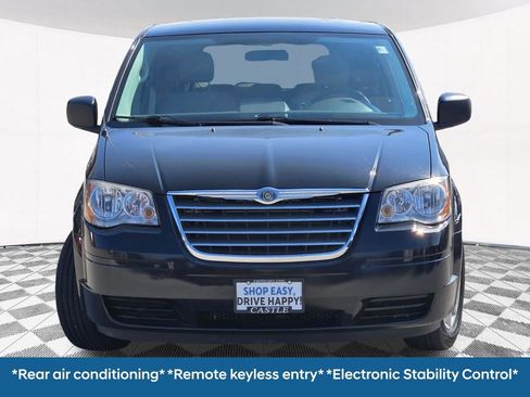 Used 2009 Chrysler Town & Country LX image 4