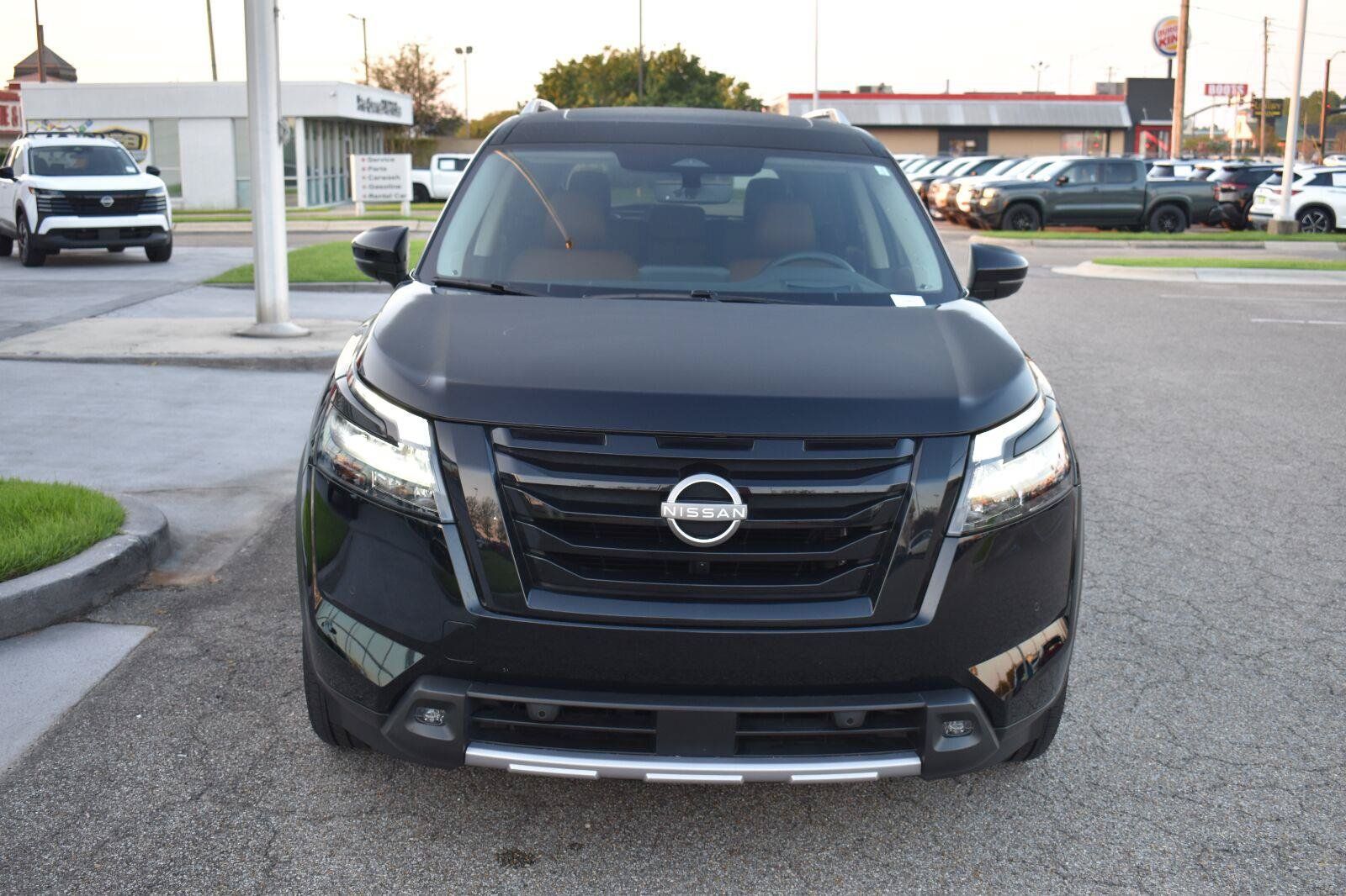 Used 2025 Nissan Pathfinder Platinum w/ Black Appearance Package FWD image 21