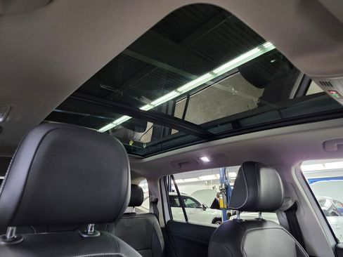 Certified 2021 Volkswagen Tiguan SE w/ Panoramic Sunroof Package image 11