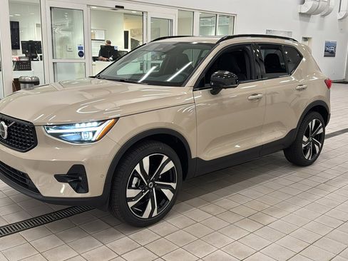 New 2026 Volvo XC40 B5 Ultra w/ Protection Package Premier image 9