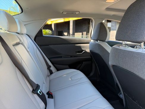 Used 2025 Hyundai Elantra Limited image 17