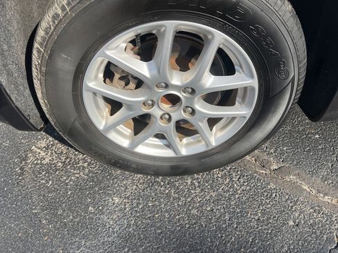 Used 2023 Chrysler Pacifica Touring-L image 5