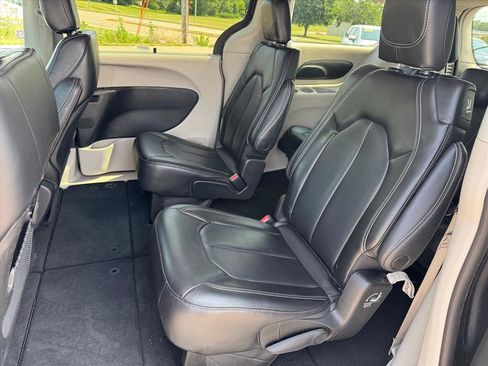 Used 2023 Chrysler Pacifica Touring-L FWD image 9