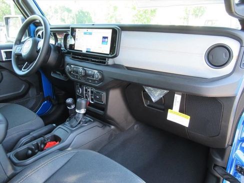 New 2026 Jeep Gladiator Sport AWD/4WD image 11