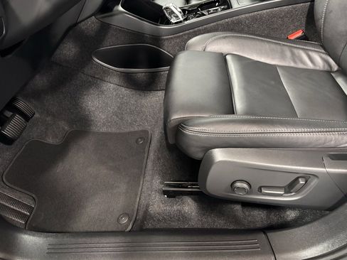 Certified 2025 Volvo XC40 B5 Plus image 11