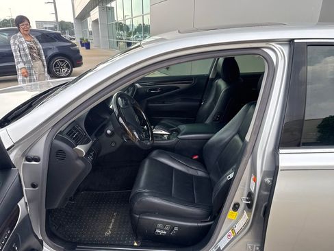 Used 2016 Lexus LS 460 w/ Comfort Package RWD image 2