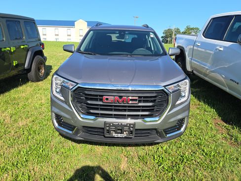 Used 2023 GMC Terrain SLE w/ Driver Convenience Package FWD image 2