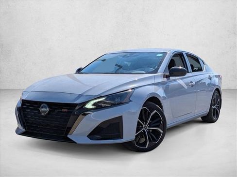 Used 2023 Nissan Altima 2.5 SR w/ SR Premium Package image 1