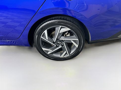 Used 2025 Hyundai Elantra Limited FWD image 11