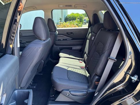 Used 2025 Nissan Pathfinder SV FWD image 27