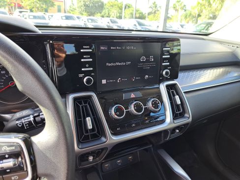 Used 2023 Kia Sorento LX image 14