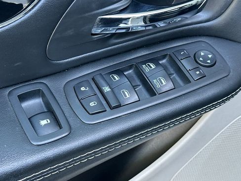 Used 2019 Dodge Grand Caravan SXT FWD image 13