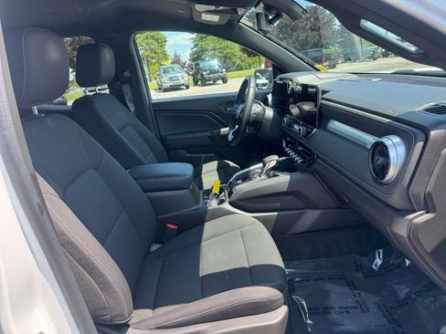 Used 2023 Chevrolet Colorado LT w/ LT Convenience Package II AWD/4WD image 17