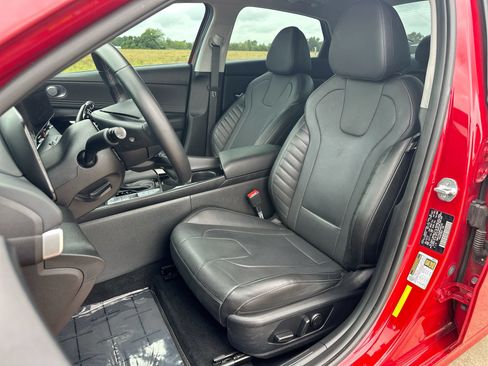 Used 2023 Hyundai Elantra Limited w/ Preferred Accessory Package FWD image 11