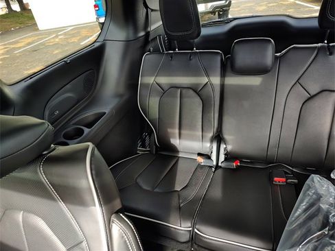 New 2026 Chrysler Pacifica Limited w/ Uconnect Theater Family Group image 33