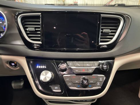 Used 2023 Chrysler Pacifica Touring-L FWD image 19