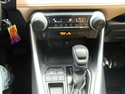 Used 2019 Toyota RAV4 LE FWD image 21