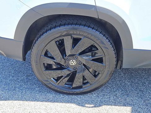 Certified 2023 Volkswagen Taos SE w/ Panoramic Sunroof Package AWD/4WD image 9