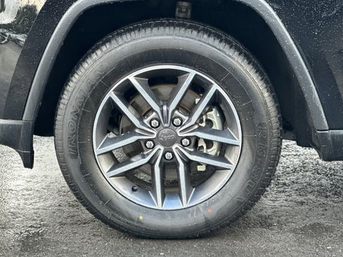 Used 2019 Jeep Grand Cherokee Laredo w/ Laredo X Package image 11