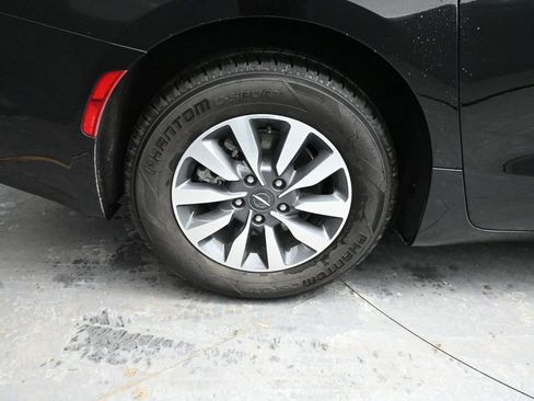 Used 2024 Chrysler Pacifica Select image 17