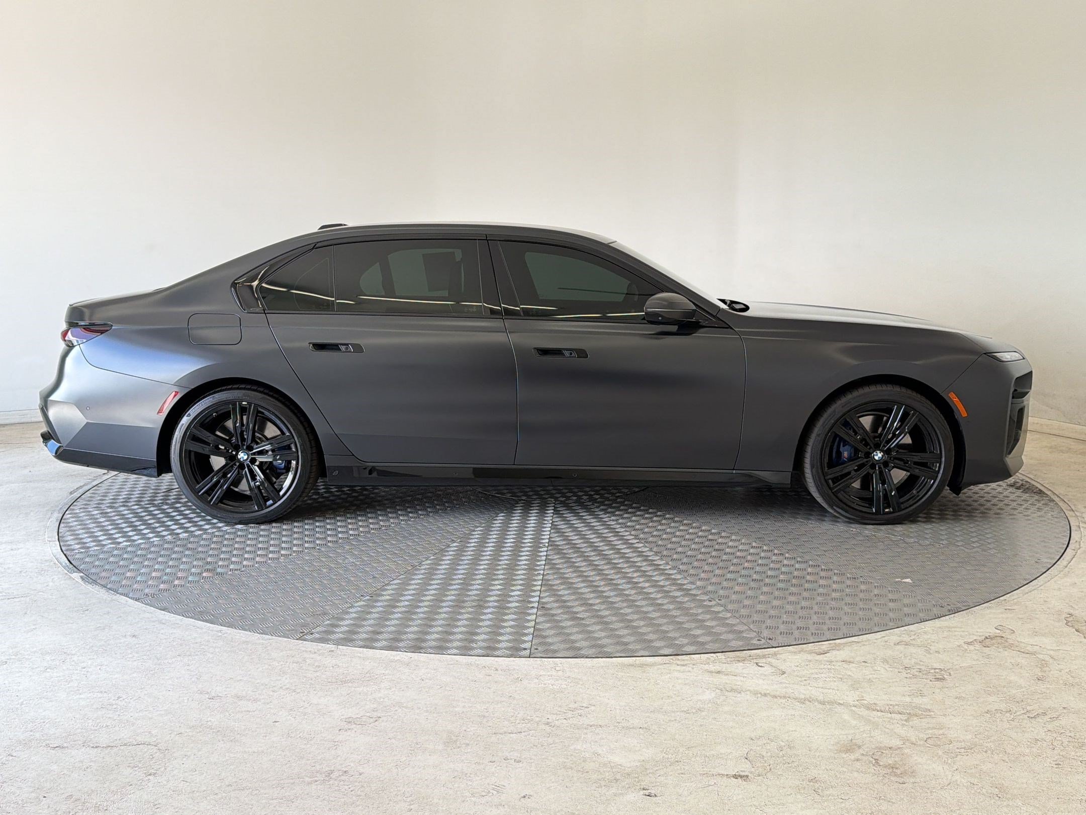 Used 2023 BMW 760i xDrive w/ Executive Package AWD/4WD image 8