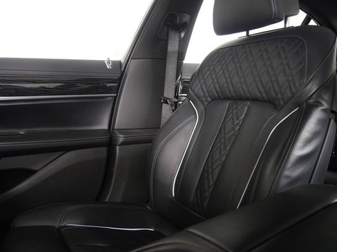 Used 2022 BMW 740i xDrive w/ M Sport Package image 28