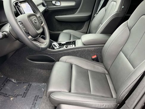 Used 2025 Volvo XC40 B5 Plus w/ Protection Package Premier image 28