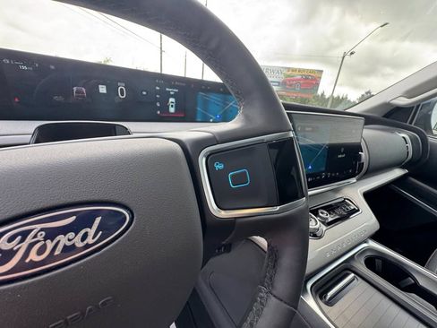 Used 2025 Ford Expedition Active AWD/4WD image 17