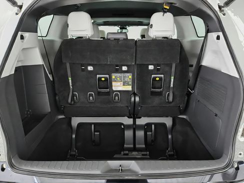 Used 2021 Toyota Sienna XSE FWD image 33