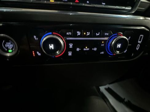 Used 2024 GMC Sierra 1500 SLT image 17