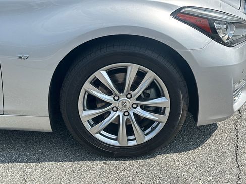 Used 2018 INFINITI Q70 Luxe image 12