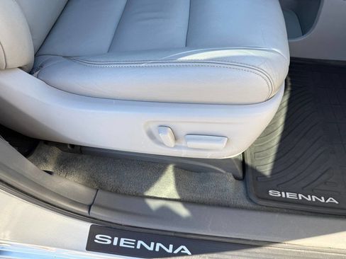 Used 2015 Toyota Sienna XLE Premium image 41