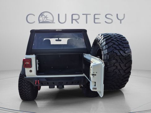 Used 2022 Jeep Wrangler Rubicon w/ LED Lighting Group AWD/4WD image 9