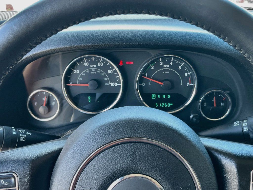 Used 2018 Jeep Wrangler Sahara w/ Connectivity Group AWD/4WD image 11