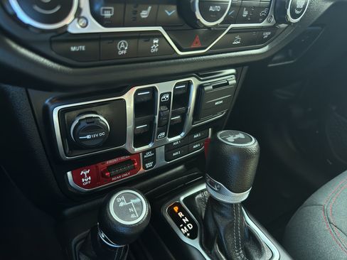Used 2024 Jeep Wrangler Unlimited Rubicon w/ Technology Group AWD/4WD image 19