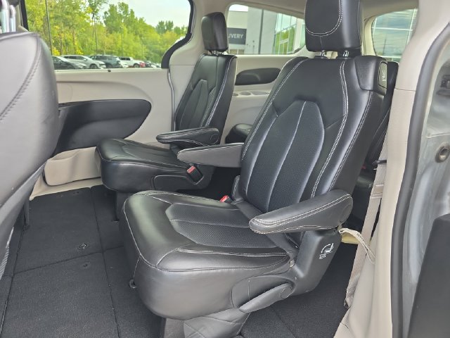 Used 2024 Chrysler Pacifica Touring-L FWD image 11