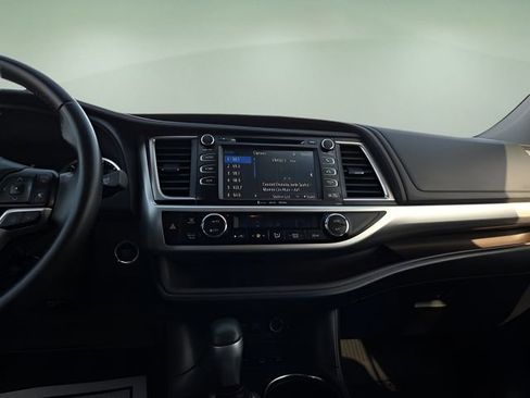 Used 2018 Toyota Highlander XLE image 11