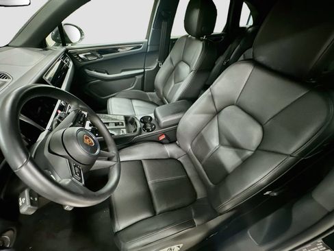 Certified 2025 Porsche Macan AWD/4WD image 5
