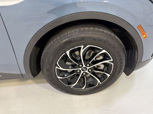 Used 2025 Lincoln Nautilus Premier AWD/4WD image 29