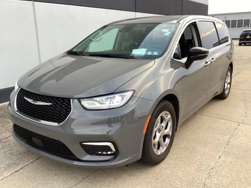 Used 2024 Chrysler Pacifica Limited FWD image 2