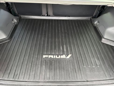 Used 2014 Toyota Prius V Five image 16