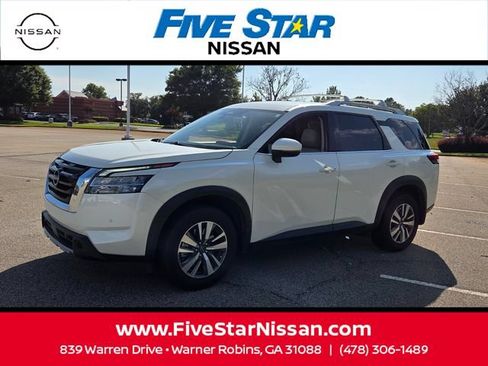Used 2024 Nissan Pathfinder SL FWD image 3