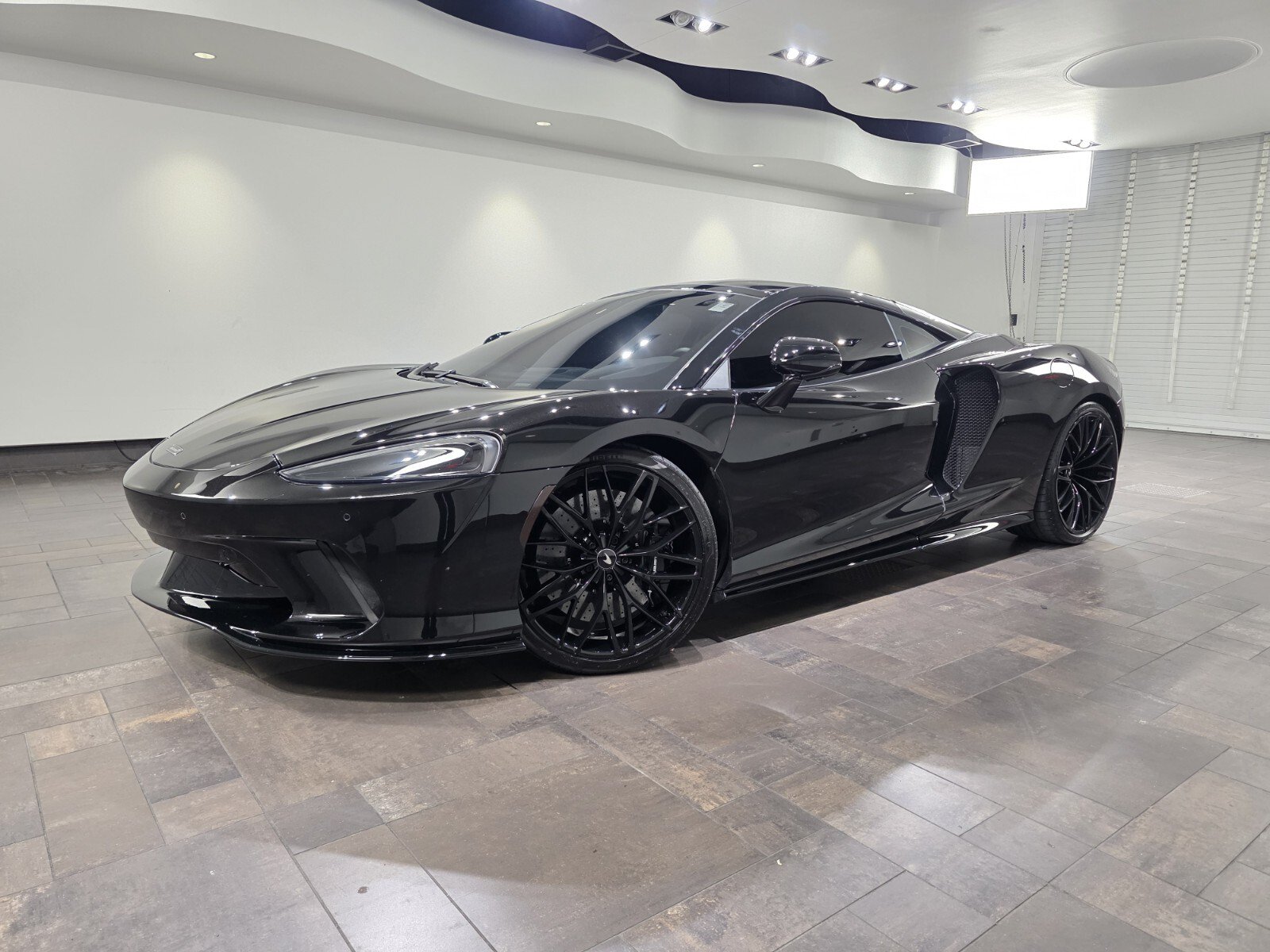 Used 2023 McLaren GT RWD image 1